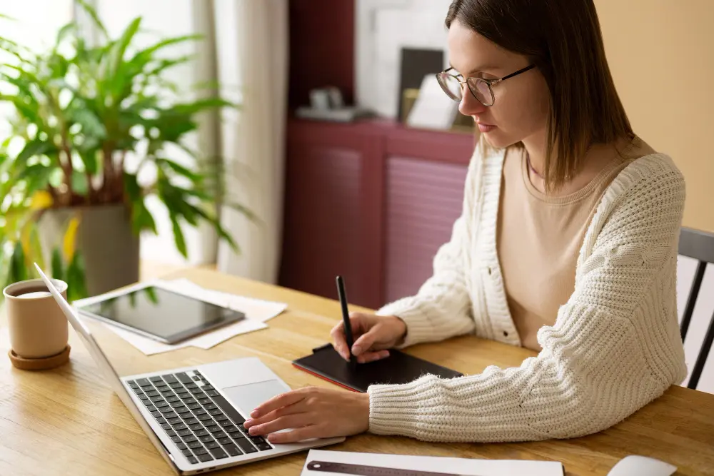 Mujer revisando ofertas de proyectos freelance en el portátil