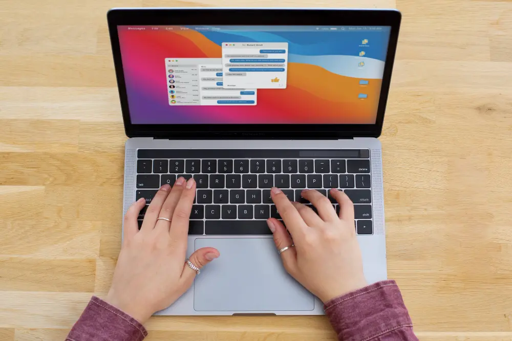 Mujer analizando las estadísticas de su web profesional