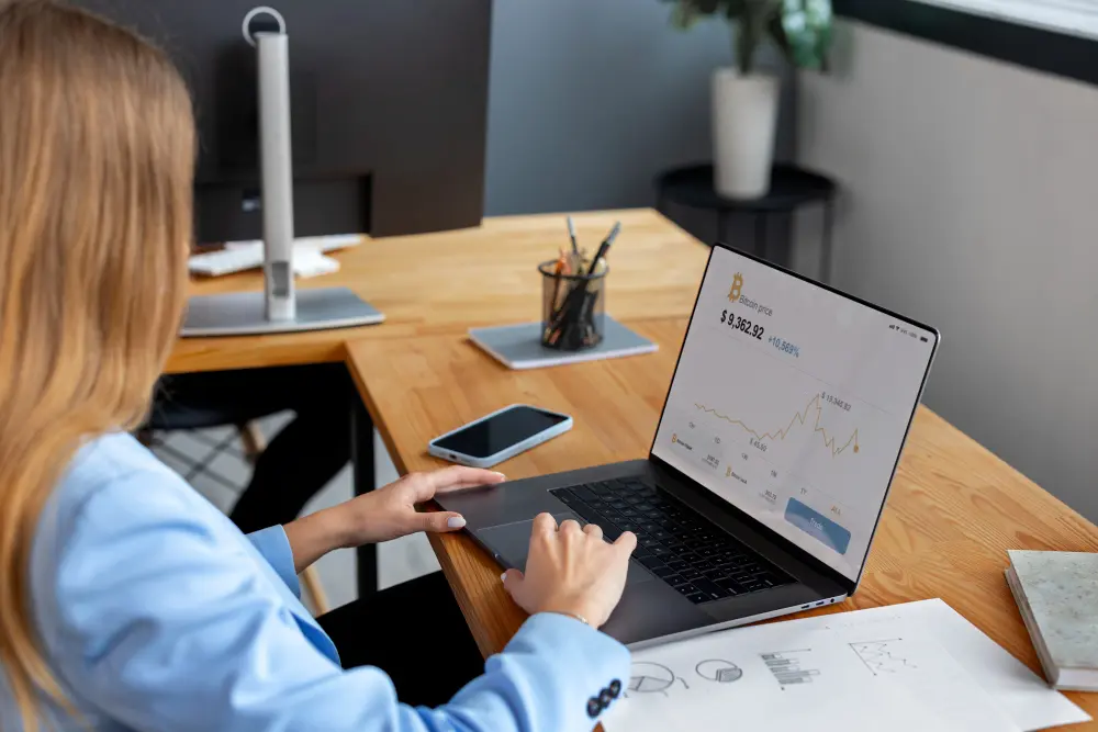 Persona creando una cuenta en una plataforma freelance desde el portátil