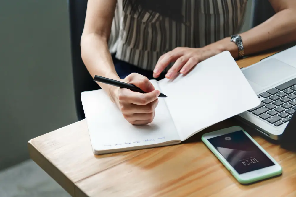 Freelance anotando sus servicios en una libreta