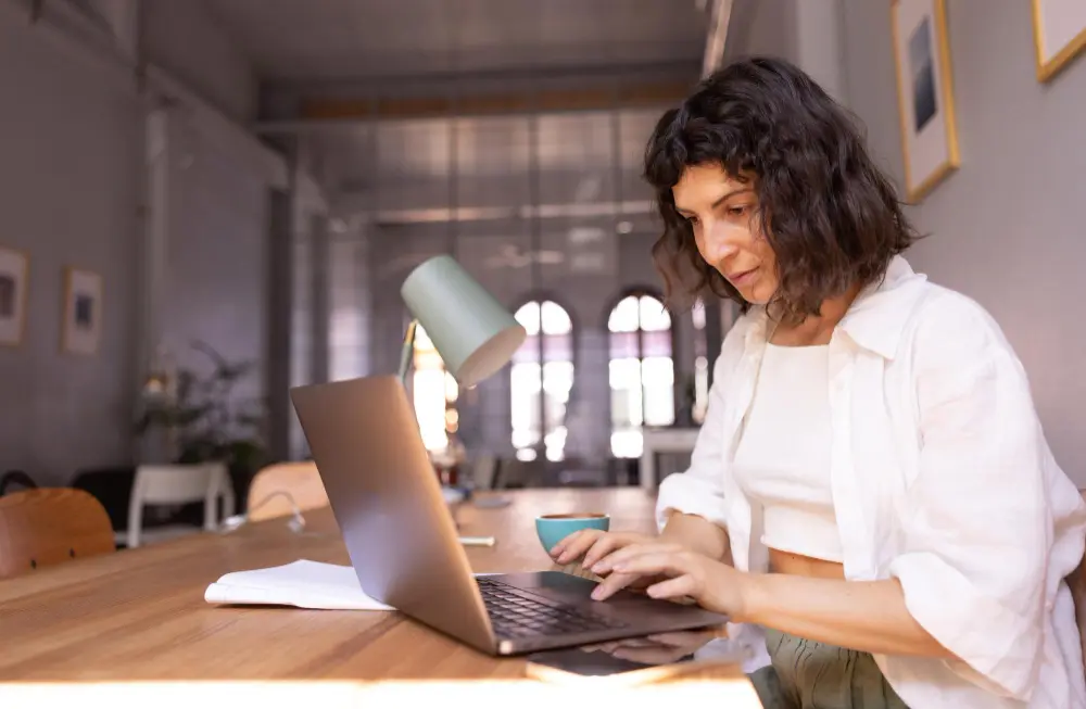 Freelance redactando una propuesta para un cliente