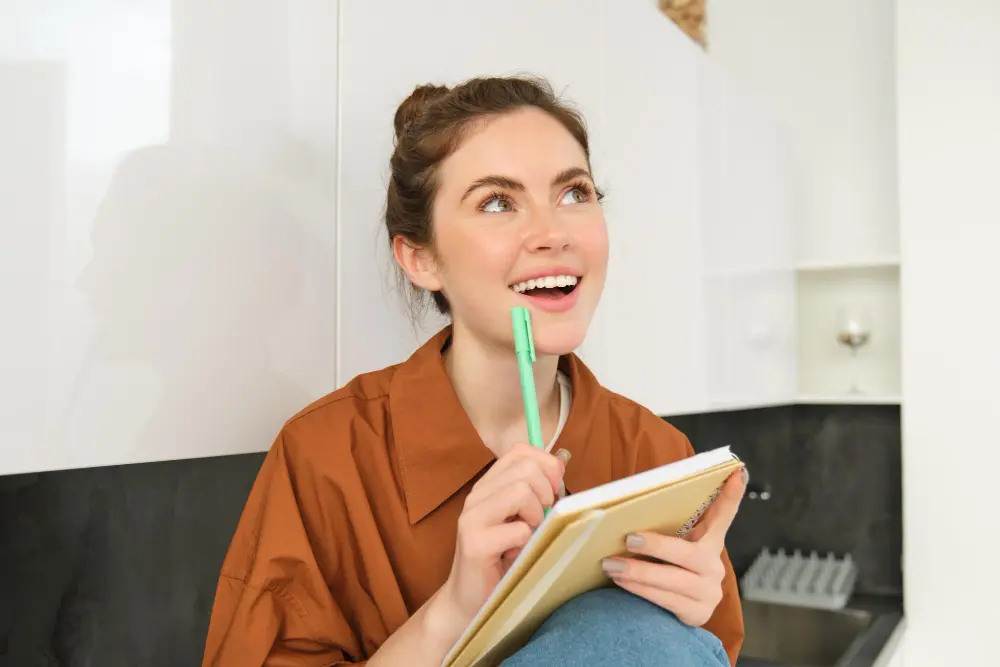 Mujer planificando su especialización freelance en un cuaderno