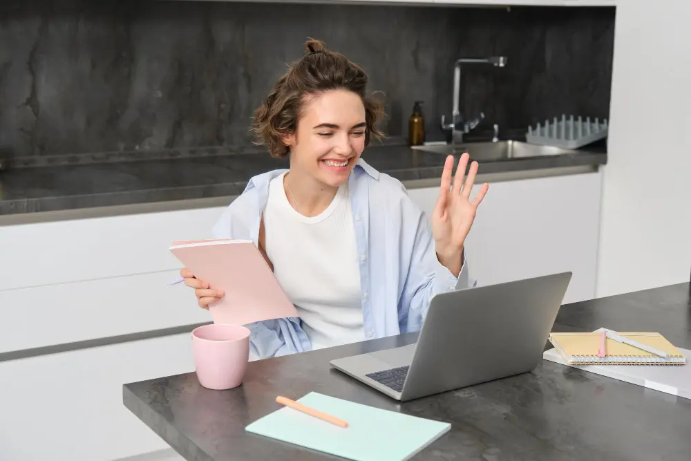 Freelance en videollamada con un cliente para cerrar un proyecto