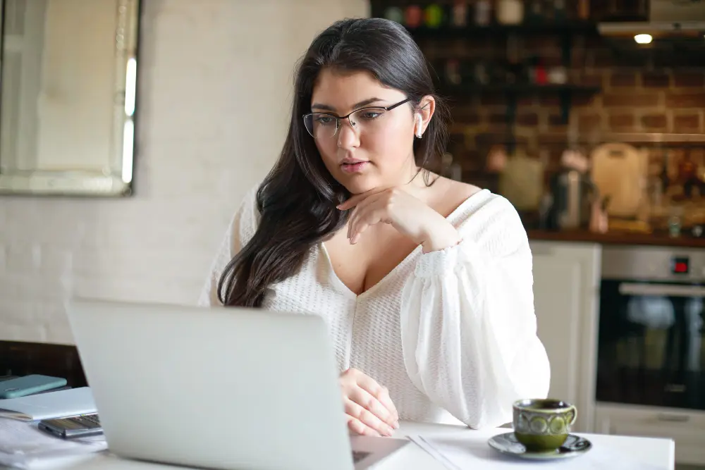 Mujer estudiando un curso de SEO online desde su portátil