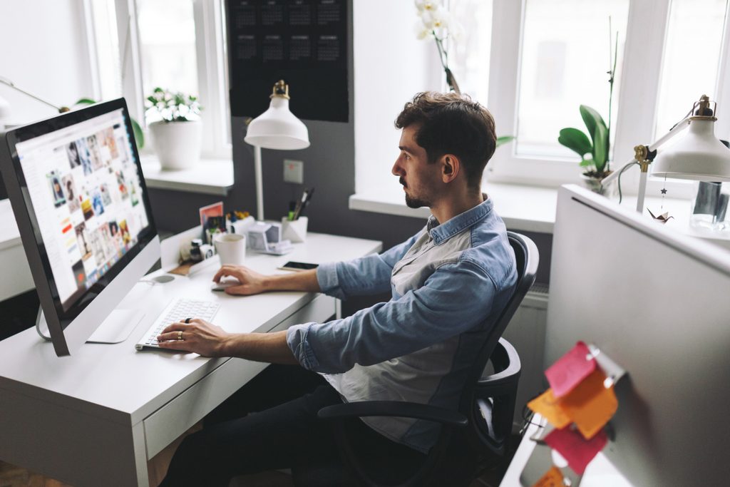 diseñador gráfico freelance trabaja desde su ordenador
