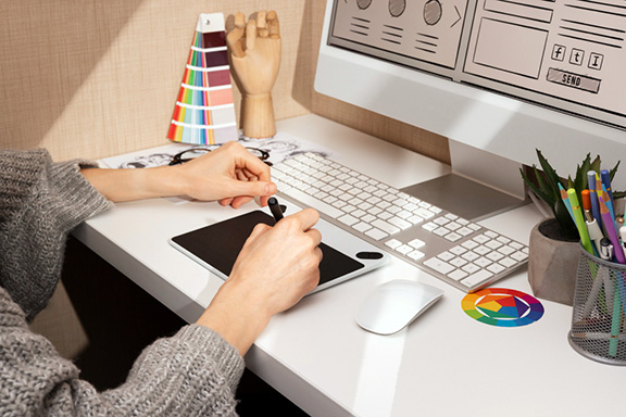 Diseñador gráfico utiliza herramientas de diseño
