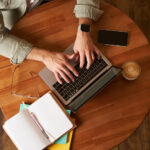 Freelance trabaja desde su ordenador