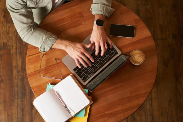 Freelance trabaja desde su ordenador