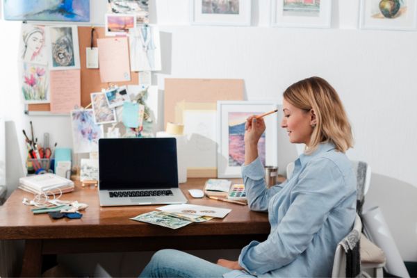 chica en escritorio trabajando